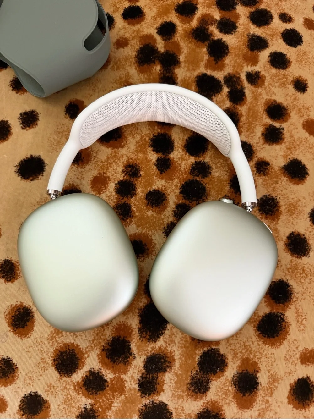 APPLE AIRPODS MAX in Sage Green and White 2024